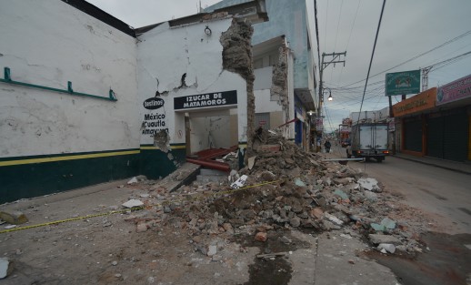 Izúcar de Matamoros, otro de los municipios de Puebla que se vio severamente afectado por el sismo de este martes. La cabecera municipal se encuentra dentro de la zona donde se registró como epicentro y algunos edificios céntricos, así como negocios, el Centro Escolar Lázaro Cárdenas y la iglesia del Santuario Santiago Apóstol, son los que tuvieron mayores daños.
