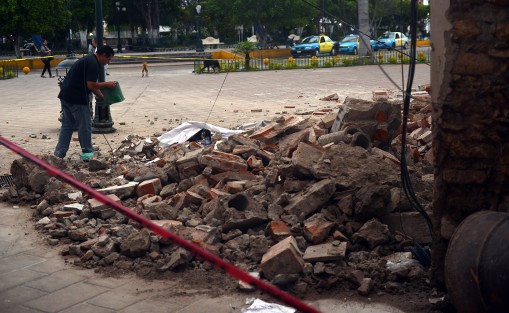 Izúcar de Matamoros, otro de los municipios de Puebla que se vio severamente afectado por el sismo de este martes. La cabecera municipal se encuentra dentro de la zona donde se registró como epicentro y algunos edificios céntricos, así como negocios, el Centro Escolar Lázaro Cárdenas y la iglesia del Santuario Santiago Apóstol, son los que tuvieron mayores daños.