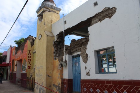 Izúcar de Matamoros, otro de los municipios de Puebla que se vio severamente afectado por el sismo de este martes. La cabecera municipal se encuentra dentro de la zona donde se registró como epicentro y algunos edificios céntricos, así como negocios, el Centro Escolar Lázaro Cárdenas y la iglesia del Santuario Santiago Apóstol, son los que tuvieron mayores daños.