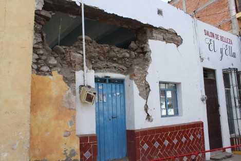 Izúcar de Matamoros, otro de los municipios de Puebla que se vio severamente afectado por el sismo de este martes. La cabecera municipal se encuentra dentro de la zona donde se registró como epicentro y algunos edificios céntricos, así como negocios, el Centro Escolar Lázaro Cárdenas y la iglesia del Santuario Santiago Apóstol, son los que tuvieron mayores daños.