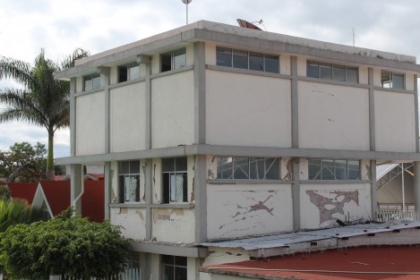Izúcar de Matamoros, otro de los municipios de Puebla que se vio severamente afectado por el sismo de este martes. La cabecera municipal se encuentra dentro de la zona donde se registró como epicentro y algunos edificios céntricos, así como negocios, el Centro Escolar Lázaro Cárdenas y la iglesia del Santuario Santiago Apóstol, son los que tuvieron mayores daños.