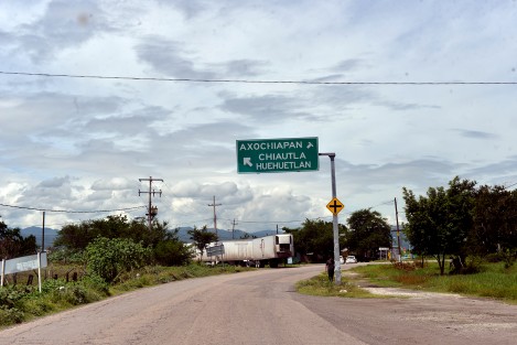 En la carretera que va desde Axochiapa hasta Jojutla, varios fueron las afectaciones en edificios, así derrumbes y socavones en la carretera.
