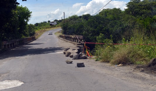 En la carretera que va desde Axochiapa hasta Jojutla, varios fueron las afectaciones en edificios, así derrumbes y socavones en la carretera.