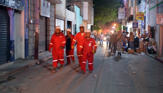 Un gran grupo de rescatistas voluntarios ha llegado este lugar, pero la ayuda, por momentos, ha sido desorganizada por parte de las autoridades locales.
