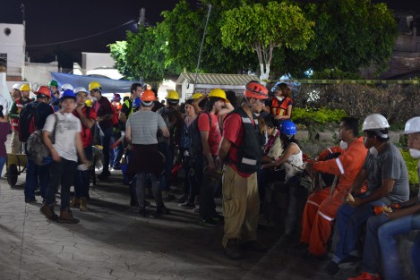 Un gran grupo de rescatistas voluntarios ha llegado este lugar, pero la ayuda, por momentos, ha sido desorganizada por parte de las autoridades locales.
