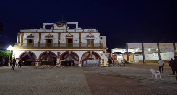 Son decenas de damnificados y edificios colapsados como el Palacio Municipal, además de graves daños a diversas estructuras. 
