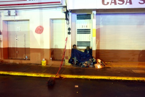 En las banquetas amanecieron las familias que hoy están sin hogar. 