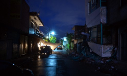 La colonia Zapata, en el municipio de Jojutla, Morelos, fue una de las más devastadas por el sismo de este martes; en sus calles desoladas quedan algunos pedazos de casas en pie. 
