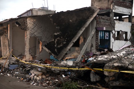 La colonia Zapata, en el municipio de Jojutla, Morelos, fue una de las más devastadas por el sismo de este martes; en sus calles desoladas quedan algunos pedazos de casas en pie. 
