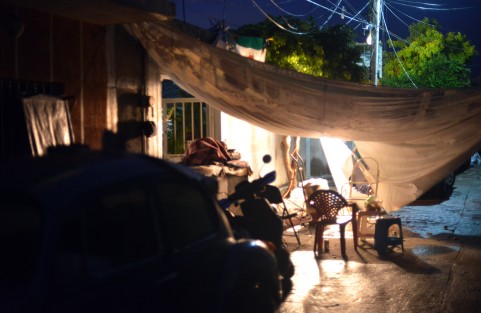 La colonia Zapata, en el municipio de Jojutla, Morelos, fue una de las más devastadas por el sismo de este martes; en sus calles desoladas quedan algunos pedazos de casas en pie. 
