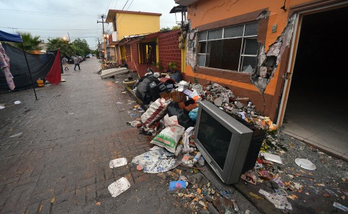 La colonia Zapata, en el municipio de Jojutla, Morelos, fue una de las más devastadas por el sismo de este martes; en sus calles desoladas quedan algunos pedazos de casas en pie. 
