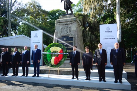 El titular de la SIOP, Julen Rementería del Puerto, en las guardias de honor aseguró que no se han entregado licitaciones de obras a empresas foráneas.