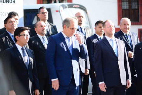 El titular de la SIOP, Julen Rementería del Puerto, en las guardias de honor aseguró que no se han entregado licitaciones de obras a empresas foráneas.