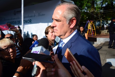 El titular de la SIOP, Julen Rementería del Puerto, en las guardias de honor aseguró que no se han entregado licitaciones de obras a empresas foráneas.