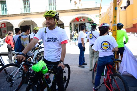 Ciclistas unidos Veracruz arribaron esta tarde a Plaza Lerdo con la finalidad de hacer conciencia en los conductores del cuidado y respeto que debe haber entre ambos, también denunciaron ser victimas de robos, por lo que hicieron un llamado a las autoridades para  ocuparse de esta problemática. 