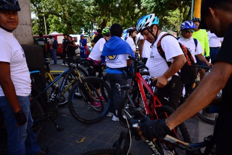 Ciclistas unidos Veracruz arribaron esta tarde a Plaza Lerdo con la finalidad de hacer conciencia en los conductores del cuidado y respeto que debe haber entre ambos, también denunciaron ser victimas de robos, por lo que hicieron un llamado a las autoridades para  ocuparse de esta problemática. 