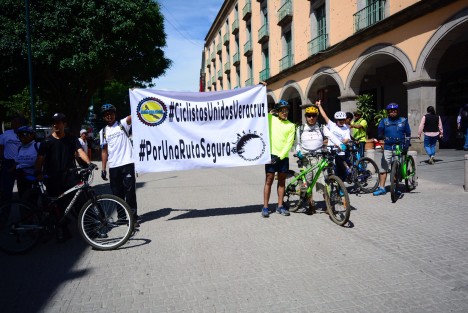 Ciclistas unidos Veracruz arribaron esta tarde a Plaza Lerdo con la finalidad de hacer conciencia en los conductores del cuidado y respeto que debe haber entre ambos, también denunciaron ser victimas de robos, por lo que hicieron un llamado a las autoridades para  ocuparse de esta problemática. 