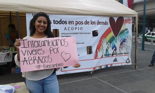 Por doquier en Xalapa se recolecta apoyo para zonas afectadas por los sismos. En el parque Juárez coincidieron varias organizaciones, cada cual con sus incentivos para invitar a donar. 