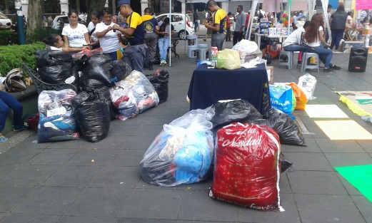 Por doquier en Xalapa se recolecta apoyo para zonas afectadas por los sismos. En el parque Juárez coincidieron varias organizaciones, cada cual con sus incentivos para invitar a donar. 