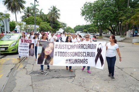 Amigos y familiares de Claudia, una chica que fue asesinada presuntamente por su novio en el fraccionamiento La Florida de la ciudad de Veracruz, caminaron por las calles del centro histórico portando lonas donde piden se gire orden de aprehensión en contra del presunto culpable.