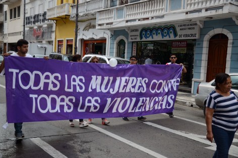 Amigos y familiares de Claudia, una chica que fue asesinada presuntamente por su novio en el fraccionamiento La Florida de la ciudad de Veracruz, caminaron por las calles del centro histórico portando lonas donde piden se gire orden de aprehensión en contra del presunto culpable.