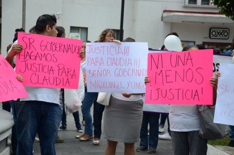 Amigos y familiares de Claudia, una chica que fue asesinada presuntamente por su novio en el fraccionamiento La Florida de la ciudad de Veracruz, caminaron por las calles del centro histórico portando lonas donde piden se gire orden de aprehensión en contra del presunto culpable.