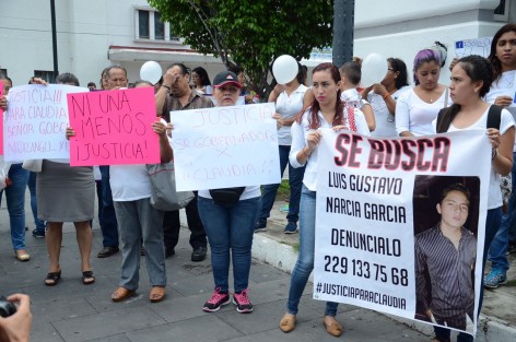 Amigos y familiares de Claudia, una chica que fue asesinada presuntamente por su novio en el fraccionamiento La Florida de la ciudad de Veracruz, caminaron por las calles del centro histórico portando lonas donde piden se gire orden de aprehensión en contra del presunto culpable.