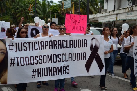 Amigos y familiares de Claudia, una chica que fue asesinada presuntamente por su novio en el fraccionamiento La Florida de la ciudad de Veracruz, caminaron por las calles del centro histórico portando lonas donde piden se gire orden de aprehensión en contra del presunto culpable.