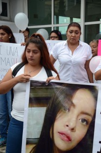 Amigos y familiares de Claudia, una chica que fue asesinada presuntamente por su novio en el fraccionamiento La Florida de la ciudad de Veracruz, caminaron por las calles del centro histórico portando lonas donde piden se gire orden de aprehensión en contra del presunto culpable.