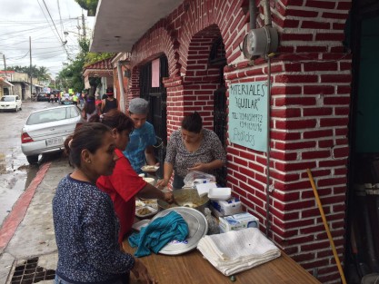 Se han instalado albergues temporales en la colonia Centro, así mismo la gente ha empezado a organizar comedores comunitarios con la intención de ayudar a los afectados.