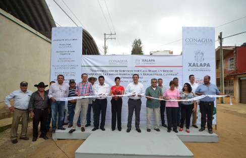 Al inaugurar el subcolector sanitario Casa Blanca y la red de atarjeas de la Unidad Habitacional y Deportiva El Castillo, el alcalde Américo Zúñiga Martínez señaló que Xalapa ha crecido ocho veces en los últimos treinta años, por lo que el reto que hoy representa la capital es la de proveer servicios a miles de xalapeños. 
 