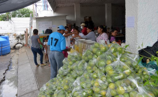 Los albergues y centros de acopio activados en Jojutla se han visto desbordados, afortunadamente, de ayuda y colaboración por parte de la gente que llega de otras partes del país con la única intención de ayudar a los damnificados por el sismo de este martes. 
