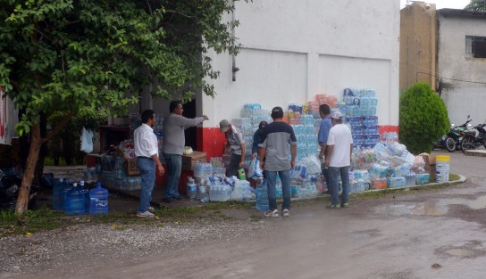 Los albergues y centros de acopio activados en Jojutla se han visto desbordados, afortunadamente, de ayuda y colaboración por parte de la gente que llega de otras partes del país con la única intención de ayudar a los damnificados por el sismo de este martes. 
