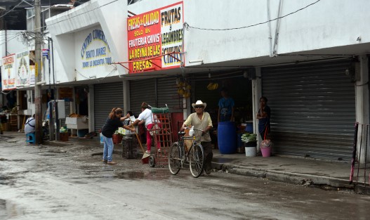 Los albergues y centros de acopio activados en Jojutla se han visto desbordados, afortunadamente, de ayuda y colaboración por parte de la gente que llega de otras partes del país con la única intención de ayudar a los damnificados por el sismo de este martes. 
