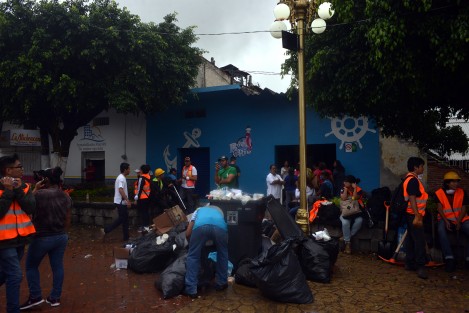 Los albergues y centros de acopio activados en Jojutla se han visto desbordados, afortunadamente, de ayuda y colaboración por parte de la gente que llega de otras partes del país con la única intención de ayudar a los damnificados por el sismo de este martes. 
