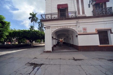 En Cuautla, donde reposan los restos de Emiliano Zapata, también hubo daños a edificios históricos como el Palacio Municipal y la Parroquia de Santiago Apostol del siglo XVI. Al menos en el primer caso, comentan los lugareños que la sede del ayuntamiento será demolido.  
