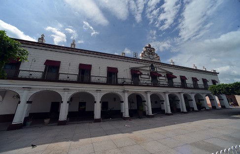 En Cuautla, donde reposan los restos de Emiliano Zapata, también hubo daños a edificios históricos como el Palacio Municipal y la Parroquia de Santiago Apostol del siglo XVI. Al menos en el primer caso, comentan los lugareños que la sede del ayuntamiento será demolido.  
