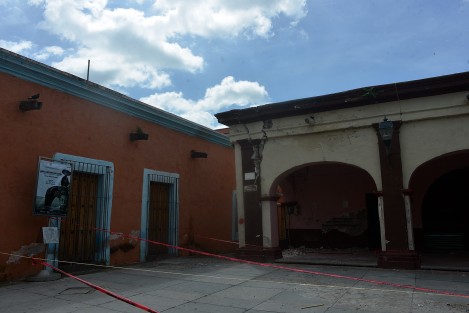 En Cuautla, donde reposan los restos de Emiliano Zapata, también hubo daños a edificios históricos como el Palacio Municipal y la Parroquia de Santiago Apostol del siglo XVI. Al menos en el primer caso, comentan los lugareños que la sede del ayuntamiento será demolido.  
