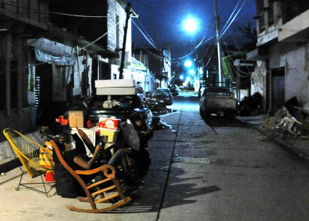 Muchas familias pasan la noche a la interperie fuera de sus casas, ante el riesgo que corren por desplome de sus viviendas. 