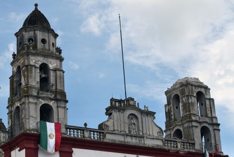 La iglesia de Santiago Apóstol, en Cuautla, Morelos, misma que data del Siglo  XVI y está catalogada como Patrimonio Cultural de la Humanidad, es una de las decenas que sufrieron serias afectaciones con el sismo del 19 de septiembre. La Secretaría de Cultura estima que se requerirán 1,200 mdp para la recuperación de estos edificios. 