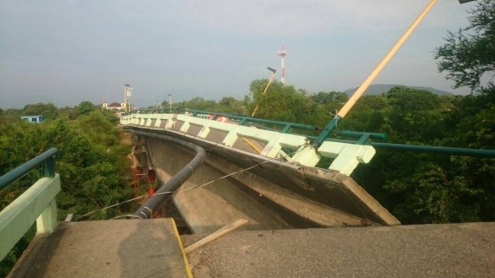 El puente en Ixtaltepec se fracturó dejando incomunicada la vía Juchitán - Ixtepec. 
