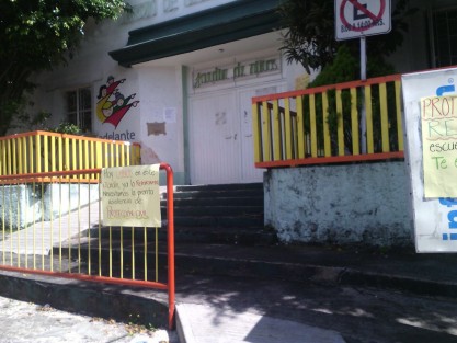 Este viernes algunos planteles escolares como el Jardín de Niños Enrique Pestalozzi, continuaron demandando revisión adecuada de sus edificios, ante el temor que se ha genarado por los recientes sismos. 