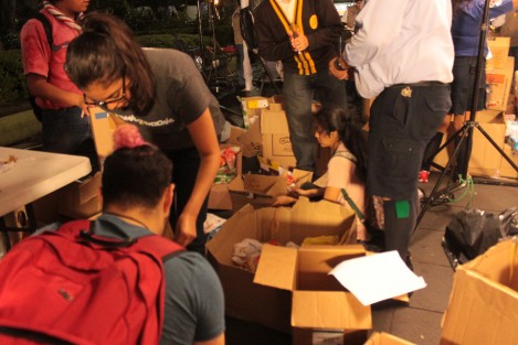 RTV realizó una colecta este viernes en el parque Juárez de Xalapa, de apoyo  para damnificados. El grupo de Scouts, entre otros, apoyó con la clasificación y empaquetado de lo colectado.