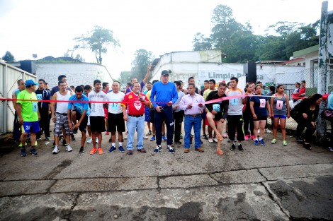 Con una nutrida asistencia se llevó a cabo la Carrera del Día del Servidor de Limpia Pública con rutas de 3 y 5 K, teniendo como punto de partida las instalaciones de esta dependencia municipal. Con la representación del alcalde Américo Zúñiga Martínez, el Director de Recursos Humanos, José Luis Lárraga Cruz, acompañado por el Subdirector de Limpia Pública, Octavio Ramírez, dieron el banderazo de salida de la justa deportiva la cual recorrió una ruta de 3 y 5K en las categorías femenil y varonil.
