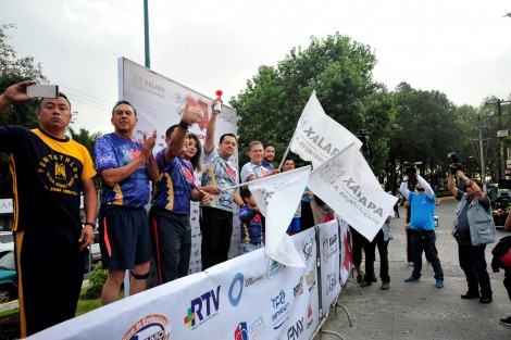 El alcalde Américo Zúñiga Martínez y el gobernador Miguel Ángel Yunes Linares dieron el banderazo de inicio de la 3a Carrera Nuestra Capital 5 y 10 K, una justa deportiva organizada por el Ayuntamiento de Xalapa que este año recibió a más de mil 100 competidores.
