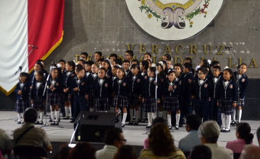En el patio central de Palacio de Gobierno se llevan a cabo pequeños festivales patrios los fines de semana, donde participan artistas locales así como de varias escuelas de Xalapa.