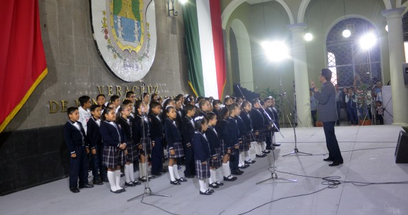 En el patio central de Palacio de Gobierno se llevan a cabo pequeños festivales patrios los fines de semana, donde participan artistas locales así como de varias escuelas de Xalapa.