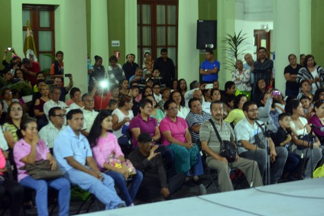 En el patio central de Palacio de Gobierno se llevan a cabo pequeños festivales patrios los fines de semana, donde participan artistas locales así como de varias escuelas de Xalapa.