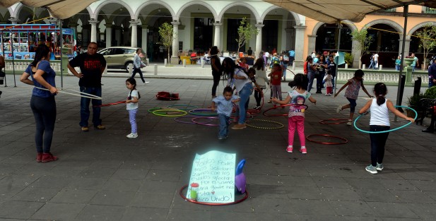 Ciudadanos xalapeños, al igual que los de todo el país, siguen poniéndose de acuerdo para ayudar a las personas  en desgracia por los terremotos de los pasados 7 y 19 de septiembre, algunos vendiendo cuadros, cantando e incluso prestando aros es como juntan víveres y dinero para apoyar los damnificados.
