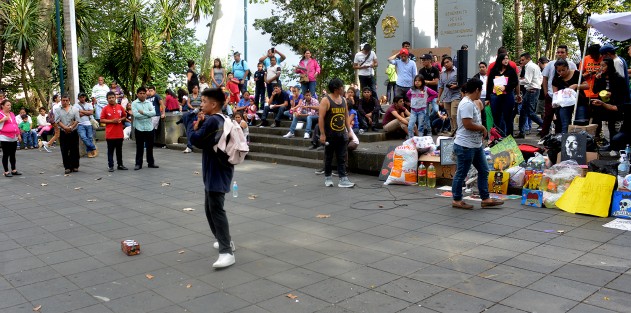 Ciudadanos xalapeños, al igual que los de todo el país, siguen poniéndose de acuerdo para ayudar a las personas  en desgracia por los terremotos de los pasados 7 y 19 de septiembre, algunos vendiendo cuadros, cantando e incluso prestando aros es como juntan víveres y dinero para apoyar los damnificados.